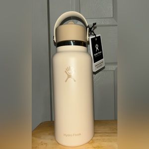 WHOLE FOODS 32 OZ WIDE FLEX STRAW CAP
ALMOND / 32OZ (946mL)